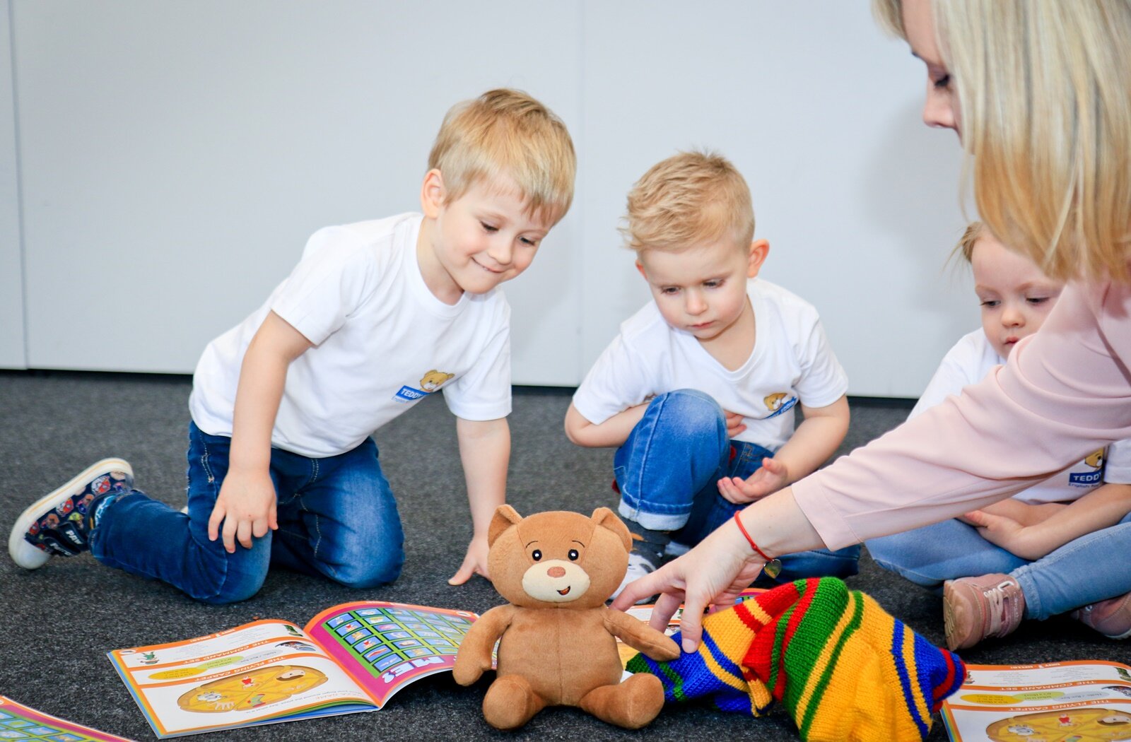 Dzieci poznają misia Eddie z lektorką podczas zajęć Teddy Eddie Start